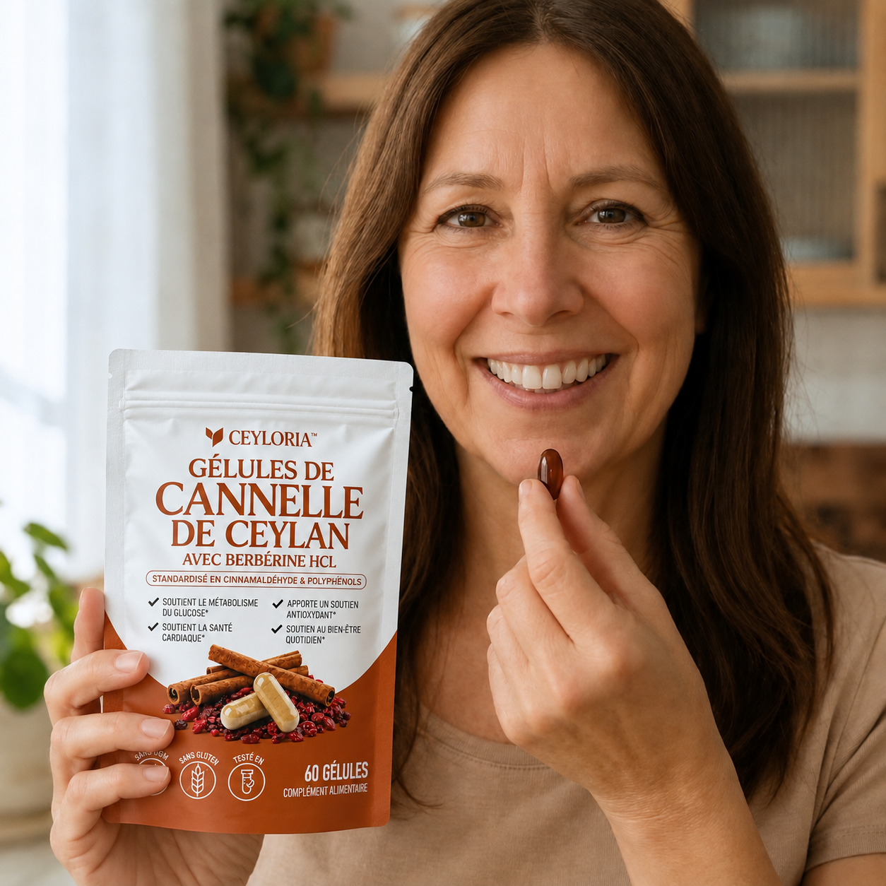 Femme présentant une gélule de Ceyloria dans sa cuisine